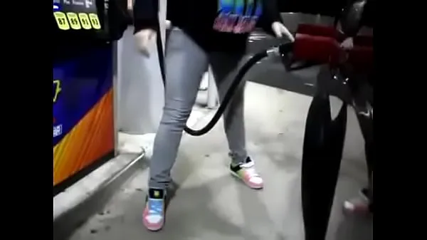 Nuevos Chica desesperada mojando pantalones vaqueros mientras bombea gasolina vídeos interesantes