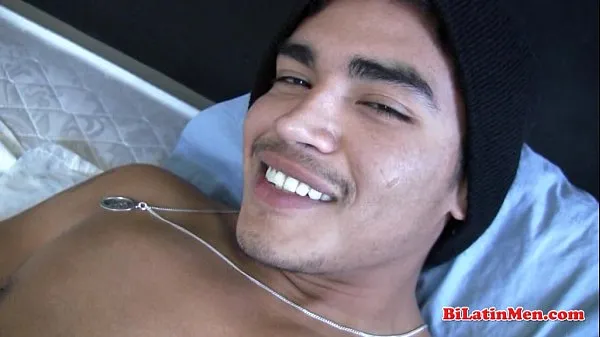 Nye Latino jerking off his big uncut dick kule videoer